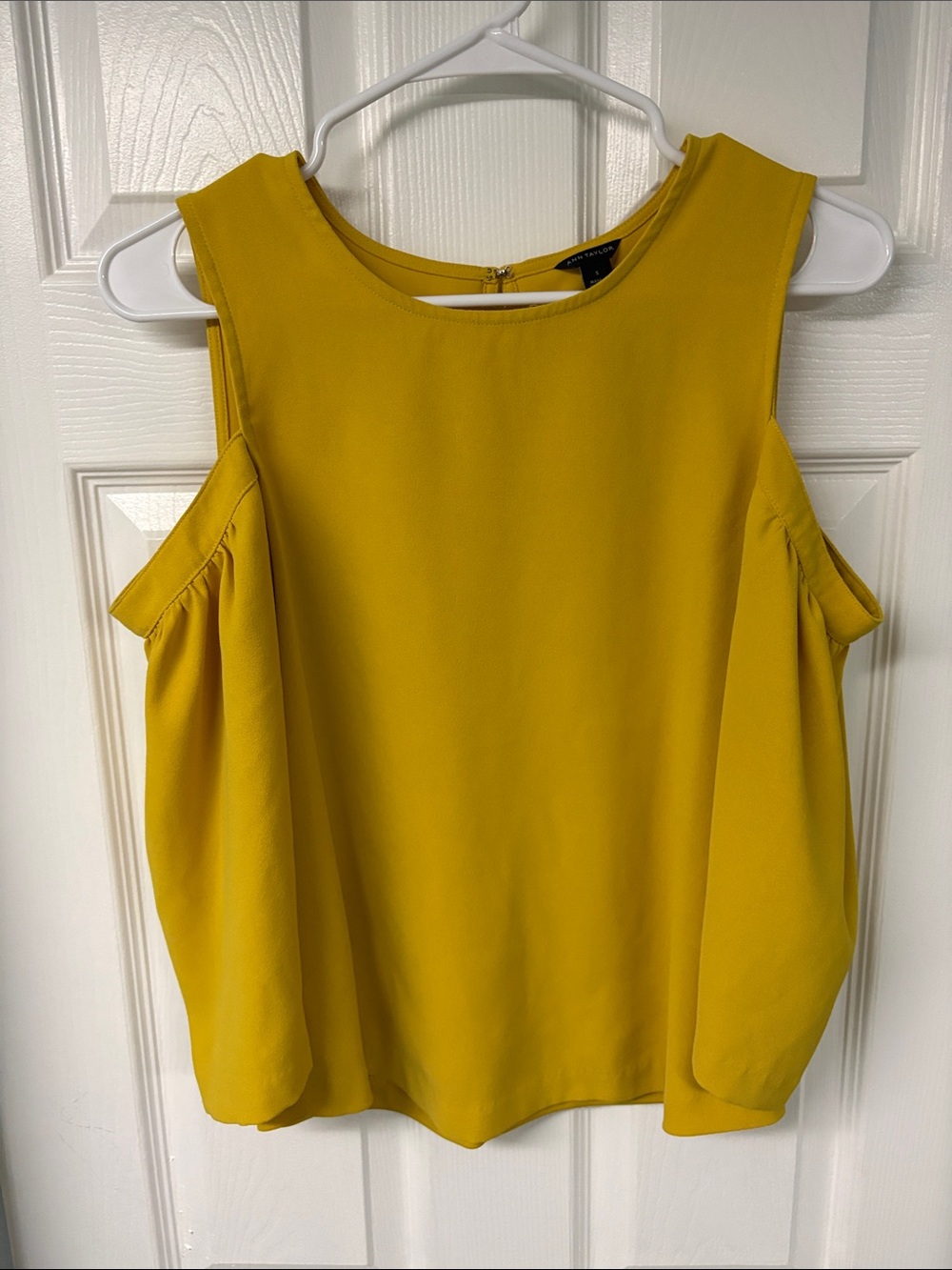 Ann Taylor Women’s Sleeveless Cold-Shoulder Blouse in Mustard Yellow size SM